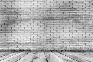 Fondo abstracto de la textura del grunge. habitación vacía con pared de ladrillo y piso de madera foto