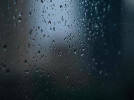 gotas de lluvia en la ventana. foto