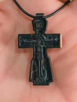 de cerca. Cruz ortodoxa de madera en la palma de un hombre foto