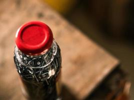 las uñas manchan en una botella de vinagre transparente. haciendo mancha de uñas foto