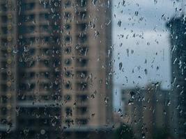 gotas de lluvia en la ventana. ventana mojada luces de la ciudad gotas de lluvia foto