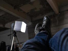pies de hombres en zapatillas de deporte levantados contra el techo foto
