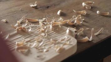 falegname elabora una tavola di legno di pino con uno scalpello video