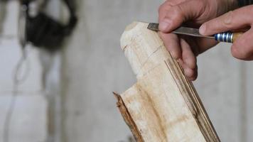 un sculpteur sur bois coupe un produit de peuplier à l'aide d'un ciseau video