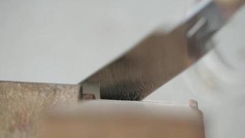 carpentiere che sega un pezzo da una tavola di quercia usando una sega a mano video