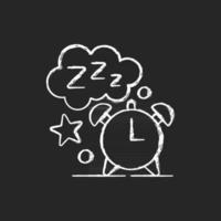 tiempo de sueño tiza icono blanco sobre fondo oscuro. despertador. reloj con esfera nocturna. cuenta regresiva para despertar por la mañana. descanso nocturno. rutina diaria. Ilustración de pizarra de vector aislado en negro