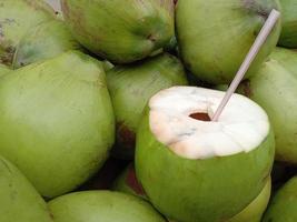 caldo de coco crudo de color verde foto