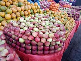 Stock de manzana sabroso y saludable en la tienda para vender foto