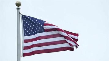 Amerikaanse vlag buiten in de wind close-up video