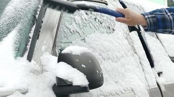 limpieza de nieve del coche después de la tormenta de invierno video