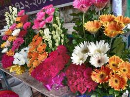 primer plano de ramo de flores de varios colores foto