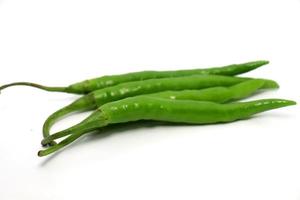 caldo de chile verde con especias crudas y picantes foto