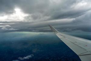 hermosa vista alta del cielo desde las nubes del avión foto