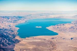 Vista aérea desde el plano del lago piramidal sobre nevada foto