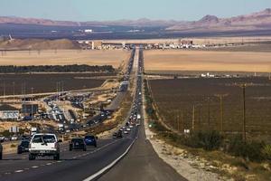 acercándose a la ciudad de las vegas en nevada desde el oeste foto