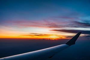 vista del atardecer desde la ventana del avión foto