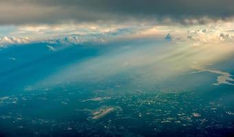hermosa vista alta del cielo desde las nubes del avión foto