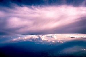 hermosa vista alta del cielo desde las nubes del avión foto