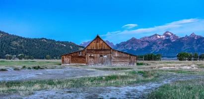 Grand Teton vista panorámica con granero abandonado en la fila mormona foto