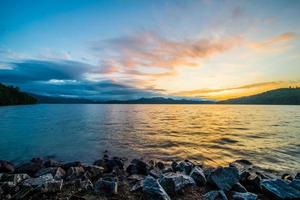 hermosas escenas de paisajes en el lago jocassee, carolina del sur foto