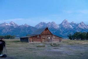 Grand Teton vista panorámica con granero abandonado en la fila mormona foto