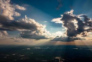 hermosa vista alta del cielo desde las nubes del avión