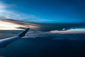 vista del atardecer desde la ventana del avión foto