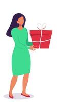 mujer con una caja de regalo en sus manos