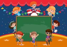 Pizarra vacía con niños tocando diferentes instrumentos musicales. vector