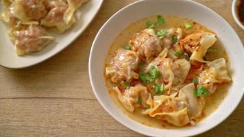 sopa de wonton de cerdo o sopa de albóndigas de cerdo con chile asado - estilo de comida asiática video