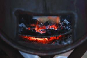 Cerrar fuego de carbón en la estufa para cocinar y asar alimentos o barbacoa foto