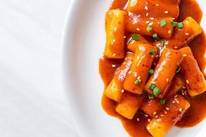 palito de pastel de arroz coreano en salsa picante - tteokbokki foto