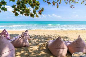 Bolsas de frijoles en la playa con fondo de cielo azul y mar océano foto