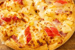 pizza de jamón y cangrejo o pizza hawaiana foto