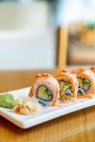 sushi roll de salmón con salsa encima - estilo de comida japonesa foto