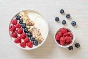 tazón de yogur casero con frambuesa, arándano y granola - estilo de comida saludable foto