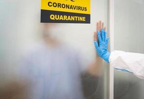 un paciente con infección por covid-19 es puesto en cuarentena en la sala negativa mientras un médico le da tratamiento y apoyo. coronavirus, concepto médico, sanitario foto