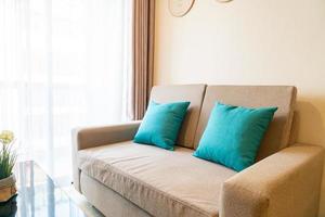 Decoración de almohadas cómodas en el sofá de la sala de estar foto