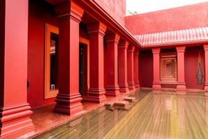 Hermosa arquitectura de estilo marroquí con fuente de lavabo foto