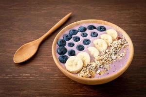 tazón de yogur o batido con arándanos, plátano y granola - estilo de comida saludable foto