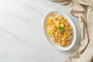 arroz frito casero con vegetales mixtos de zanahoria, guisantes, maíz y huevo foto