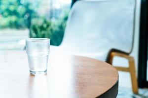 vaso de agua en la mesa de madera foto