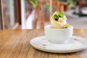 Helado de vainilla con manzana fresca y crumble de manzana en cafetería y restaurante foto
