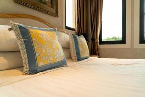 Close-up hermosa decoración de almohadas en la cama en el dormitorio foto