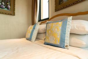 Close-up hermosa decoración de almohadas en la cama en el dormitorio foto