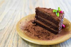 Tarta de chocolate con menta en un plato en cafetería y restaurante foto