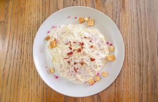 salsa de crema de espaguetis a la carbonara con tocino - estilo de comida italiana foto