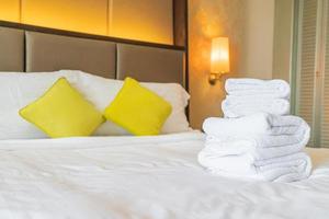 Pliegue de toalla blanca en la cama en el hotel resort