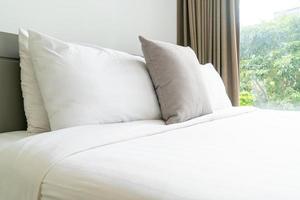 Cómoda decoración de almohadas en la cama en el dormitorio