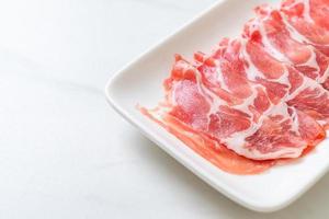 carne de cerdo fresca cruda en rodajas